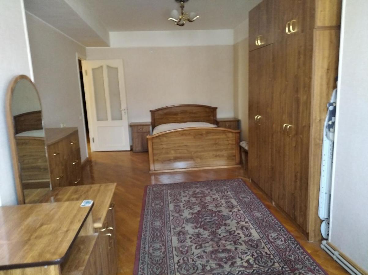 3 Room Apartment In Small Center Of エレバン エクステリア 写真